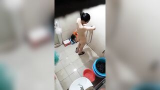 Em gái nhỏ bạn tắm
