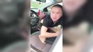 2 mbbg đang địt trong xe bị 2 thg trẻ trâu mở cửa buồn cười vkl
