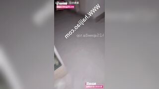 Hai anh em trốn ba mẹ vô nhà kho địt vội