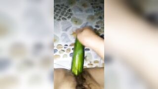 Gái xinh thủ dâm bằng dưa chuột