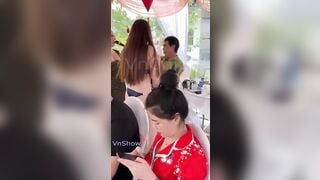 Đúng đám cưới miền tây, Ăn xong lên nhảy khoả thân khiêu dâm thủ dâm trên sân khấu