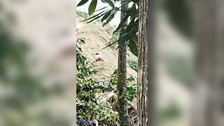 Quay lén 2 em học sinh hoà mình với thiên nhiên