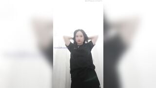Cô giáo vùng cao suốt ngày nhảy khiêu dâm bán cho học sinh với giáo viên