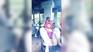 Gái xinh loli show lồn non giữa quán cafe đông người