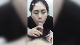 Em bắt cởi quần cho em vọc vòn hỏi chất gì màu trắng chảy ra ở chim anh