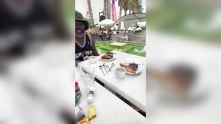 Giới nhà giàu có sex vào bữa sáng