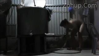 quay lén e gái nhà nghèo tắm giếng vú to lồn múp siêu kích thích