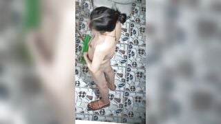 Quay lén chị hàng xóm tắm p2