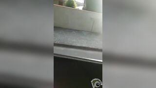 Người phụ nữ say rượu show lồn giữa đường phố