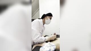 Bác sĩ lấy tinh trùng giúp bệnh nhân