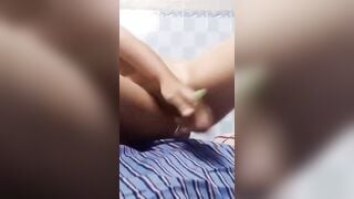 em dùng bàn chải để thủ