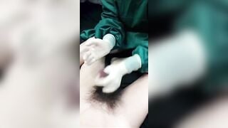 Y tá lấy tinh trùng giúp bệnh nhân