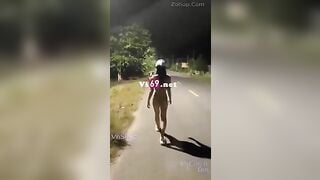 Độc lạ VN, e gái nhờ bác bán vé số sờ lồn quay video thủ dâm nơi công cộng