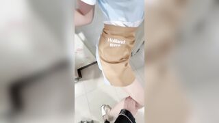 Đang ăn thì em nhân viên quán gạ vào nhà vệ sinh