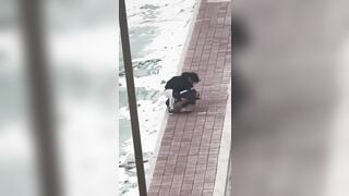 Giận dỗi bạn trai nên cởi quần áo chạy ra đường giữa mùa đông