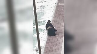 Giận dỗi bạn trai nên cởi quần áo chạy ra đường giữa mùa đông