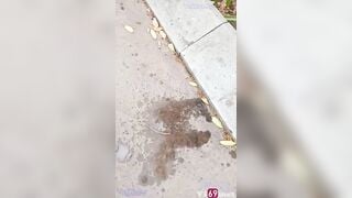 Thanh niên biến thái nhất năm, Đái vào người mấy e học sinh bị hỏng xe