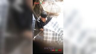 Bạn bè đi leo núi, 2 e học sinh lén chịch nhau trong lều bị GV phát hiện