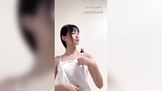 Em học sinh bím hồng chưa lông