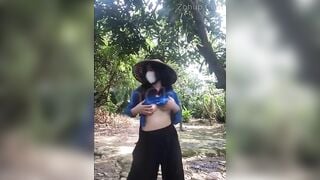 E gái đái bậy sau vườn xong cởi quần thủ dâm bắn nước tung toé bị phát hiện