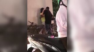 Độc lạ Hà Nội hai bạn trẻ làm tình giữa phố giờ tan tầm