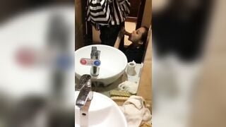 Lôi chị dâu vô nhà vệ sinh bắt bú cu thoả mãn