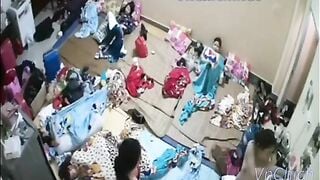 Hack camera phòng ngủ của mấy e nv karaoke, Thủ dâm tập thể luôn