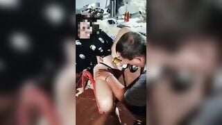 Đổ bia vào lồn em người yêu rồi vét máng