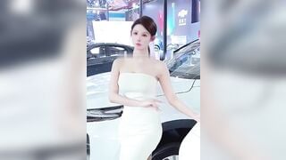 Gạ chịch em nhân viên bán xe hơi body cực ngon