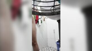 em tắm anh đòi xem