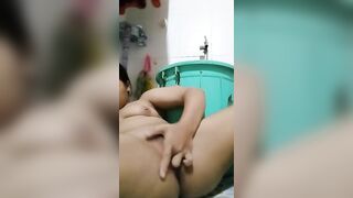 em ở ngoài xem hoạt hình chị thì thủ dâm