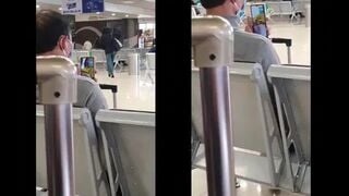 Trong lúc chờ máy bay bác trai video call về xem bác gái show bưởi