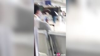Trong lúc chờ máy bay bác trai video call về xem bác gái show bưởi