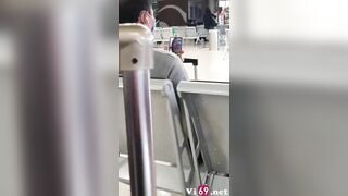Trong lúc chờ máy bay bác trai video call về xem bác gái show bưởi