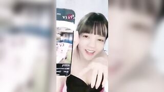 Em gái show vú p1
