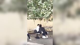 Học sinh cấp 2 móc cho nhau ngay sân trường