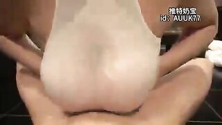 Thủ dâm với cặp ngực to của em người yêu