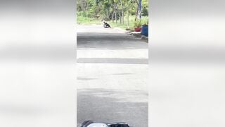 2 bé học sinh tan trường liền ra bãi đất trống địt nhau.link lột đồ free ở dưới