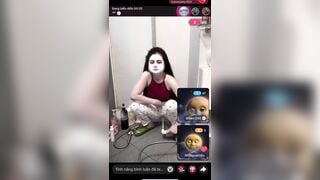 Em gái trả kèo xịt nước vào bướm