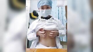 Cô y tá đang làm việc mà nứng quá