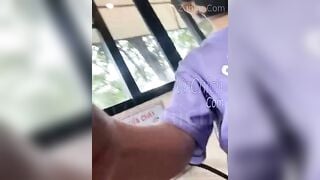 Học sinh bạo thật, vào quán nước thản nhiên thủy dâm nắn nước ra sân