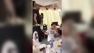 Đám cưới độc lạ bình dương, Cô dâu chú rể lên nhảy khoả thân móc bắn