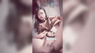 Lồn mới lớn móc phát toé loe nước