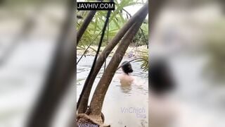 Đôi nam nữ ra suối địt nhau bị khách du lịch phát hiện chửi um lên