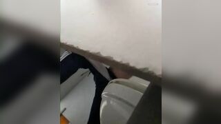 Quay trộm học sinh non đi đái