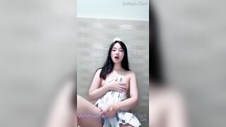 Siêu phẩm gxinh nứng lồn thủ dâm bị mẹ mở cửa, m đg lm j thế, con thay quần áo