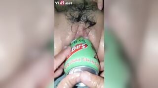 Nhét cả lon nước vào trong lồn em