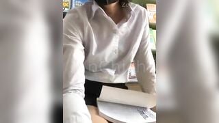 Vừa dthw xinh đẹp đọc sách còn thủ dâm bị bác lao công phát hiện