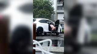 bắt quả tang, nhỏ chạy xe sang mà lại tè bậy nhé!