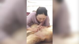 Chị gái nứng thèm cặc nên bú cặc chó cho khỏi thèm